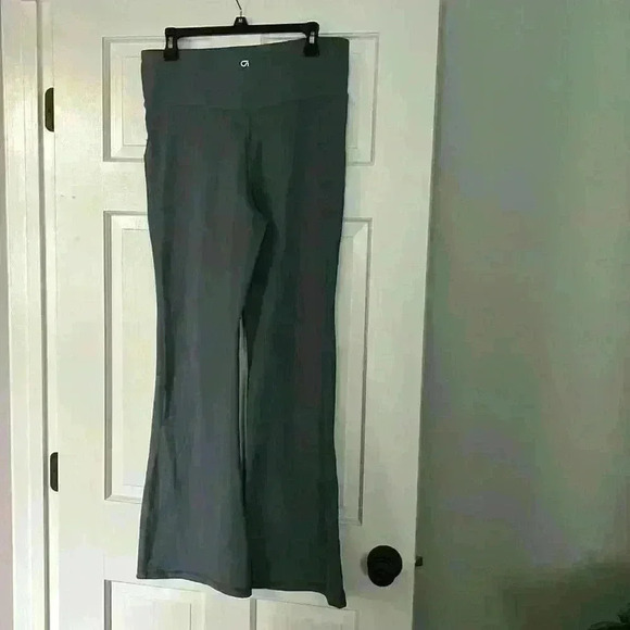 Gray Gapfit studio sky high flare workout pants size L - Picture 2 of 3